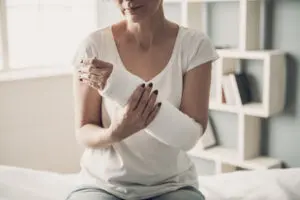 woman in an arm cast