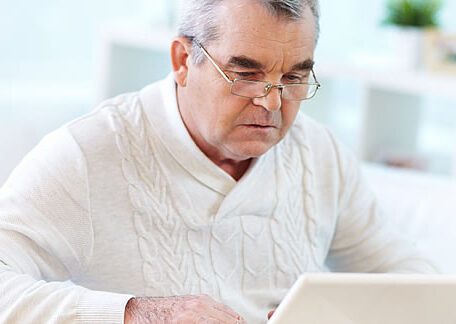 4 Crowdsourcing Drug Sites: Pros & Cons