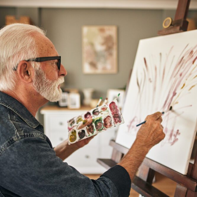 Senior painting for art therapy