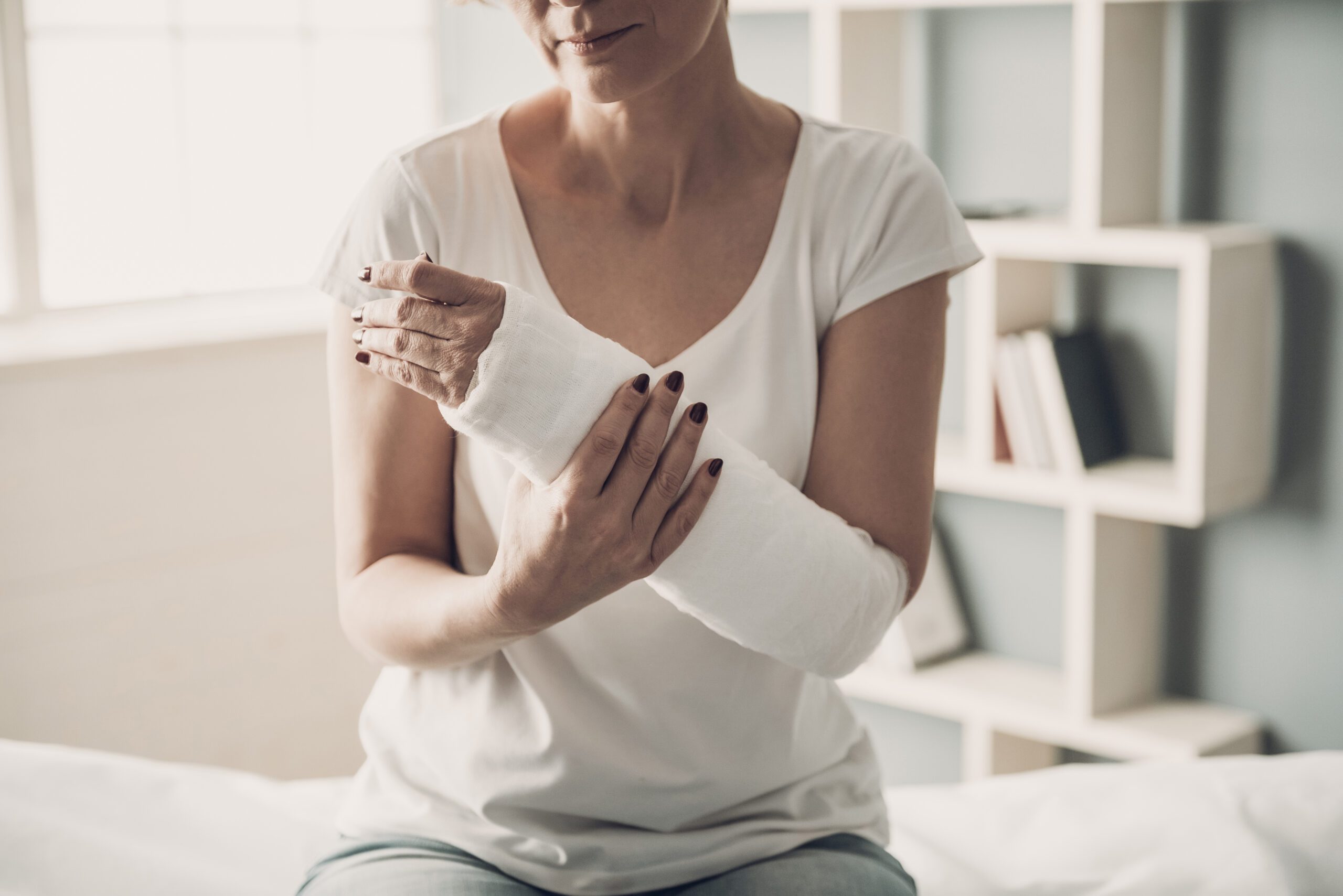 woman in an arm cast